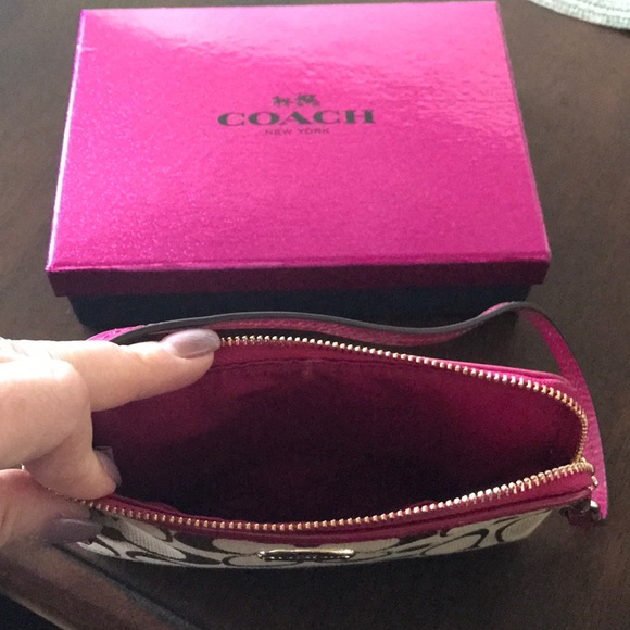 New coach wristlet - Picture 2 of 4